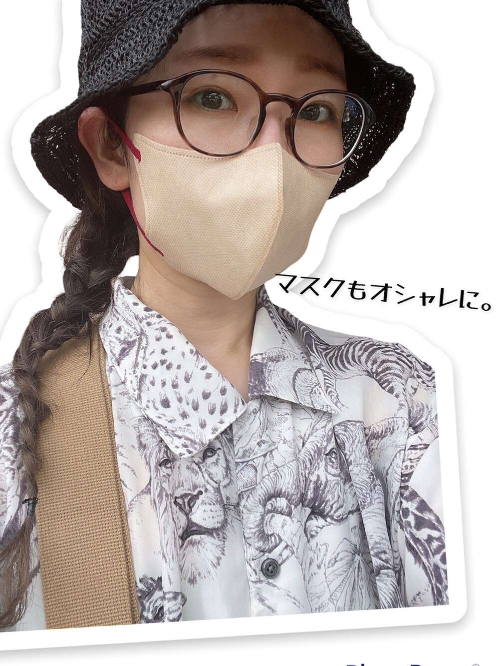 グリーン系のその他パンツ、ブラック系のサンダル、ベージュ系のバッグを着用したレディースの夏コーディネートの3枚目の写真