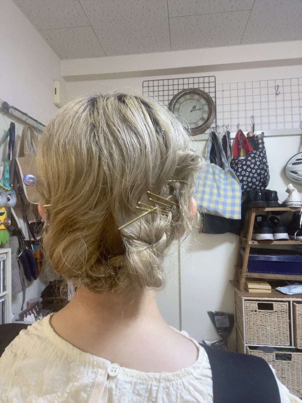 ブラック系のワンピース/ドレス、ホワイト系のTシャツ/カットソー、シルバー系のスニーカーを着用したレディースの夏コーディネートの4枚目の写真