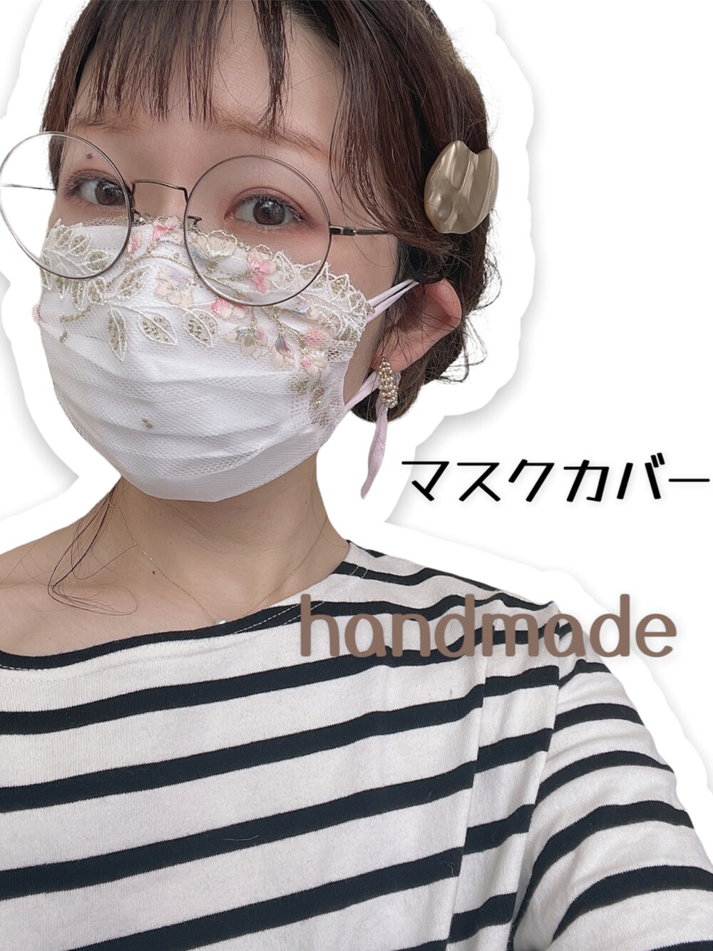 ブラック系のTシャツ/カットソー、オレンジ系のスラックス、ベージュ系のショルダーバッグを着用したレディースの春コーディネートの4枚目の写真