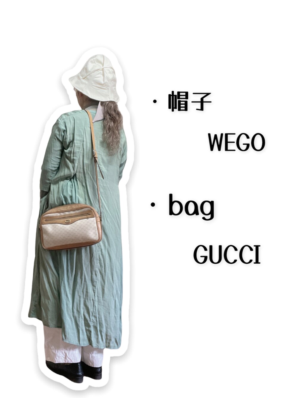 グリーン系のシャツワンピース、グレー系のTシャツ/カットソー、ホワイト系のその他パンツを着用したレディースの春コーディネートの2枚目の写真