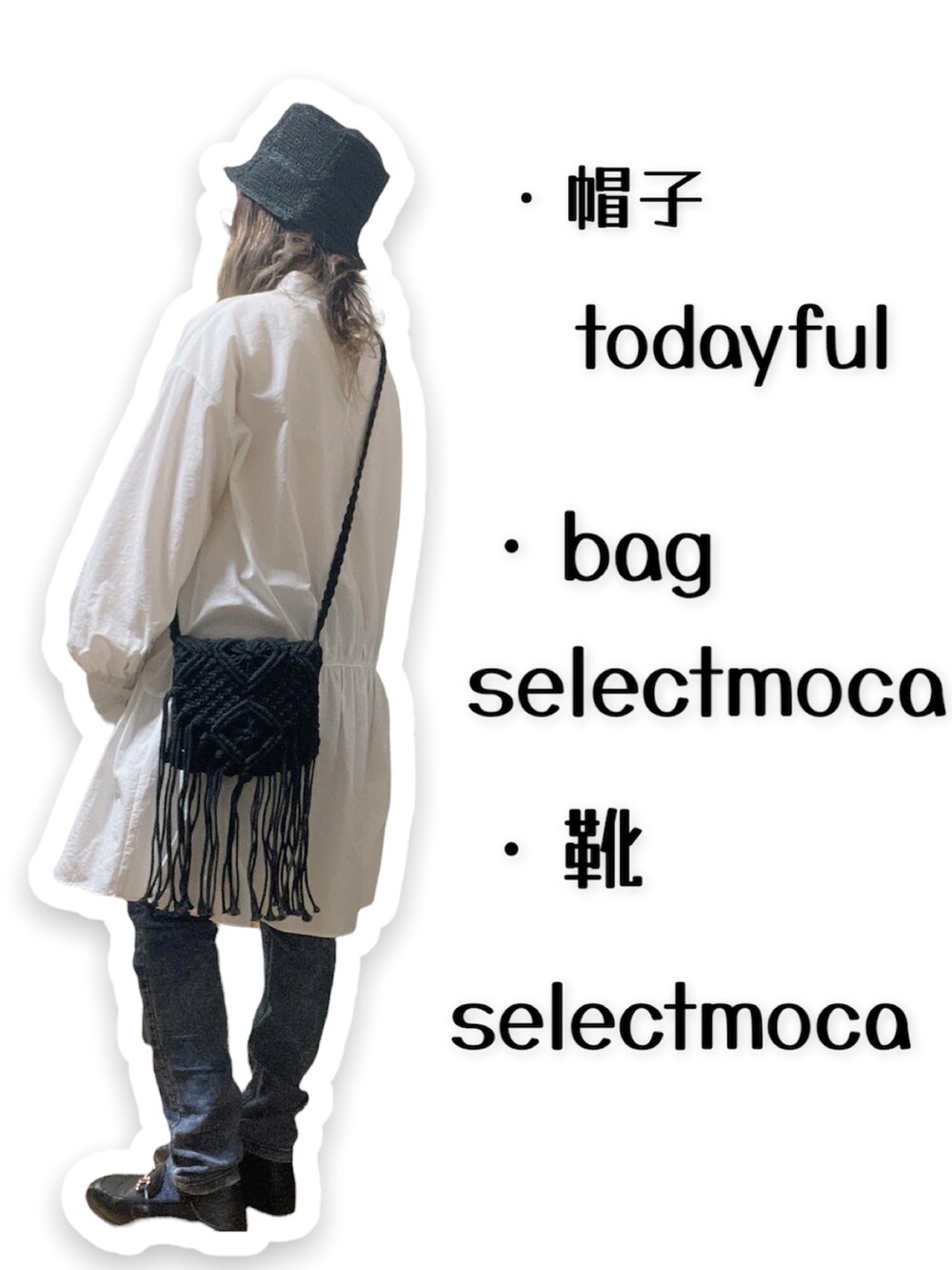 ホワイト系のシャツワンピース、ベージュ系のTシャツ/カットソー、ホワイト系のショルダーバッグを着用したレディースの春コーディネートの2枚目の写真