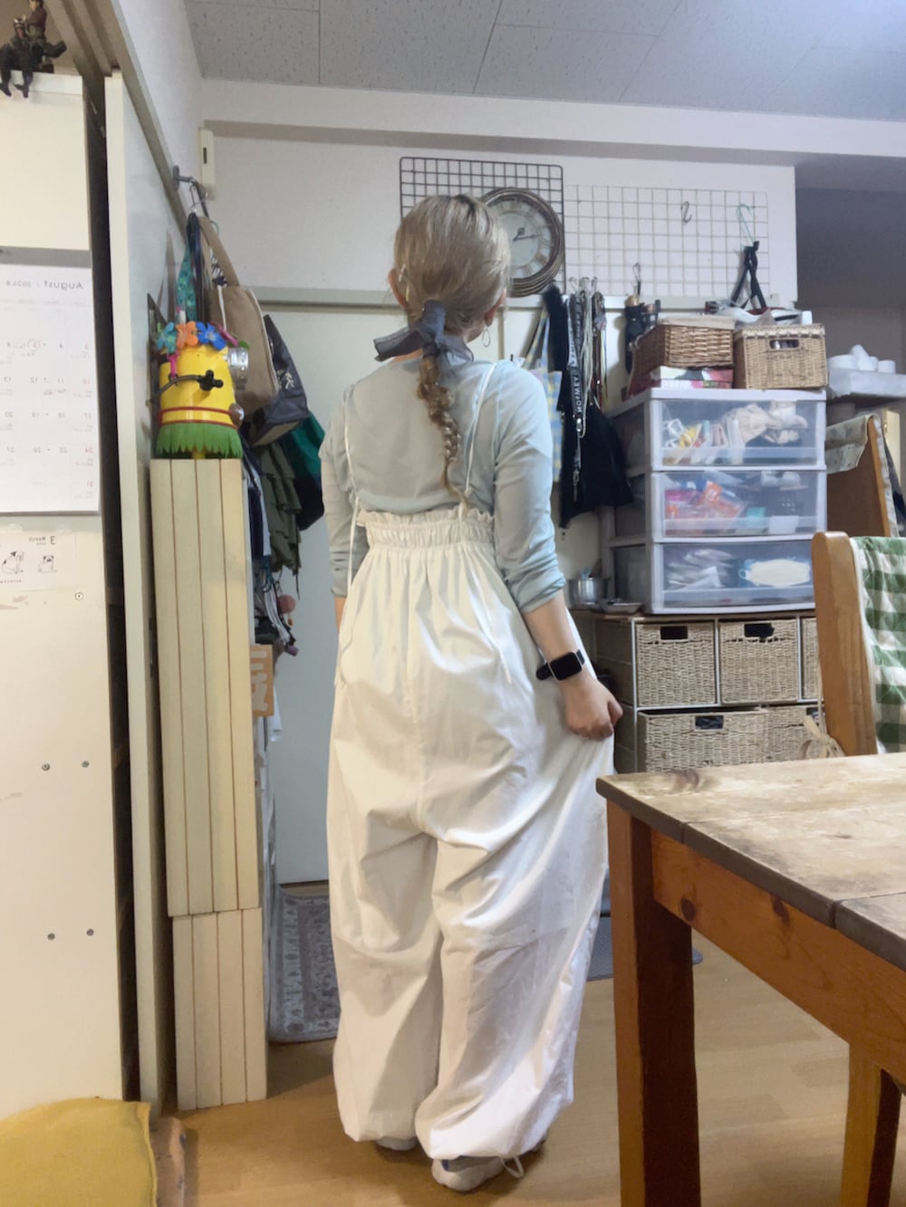 ホワイト系のサロペット/オーバーオール、ブルー系のトップス、シルバー系のスニーカーを着用したレディースの夏コーディネートの2枚目の写真