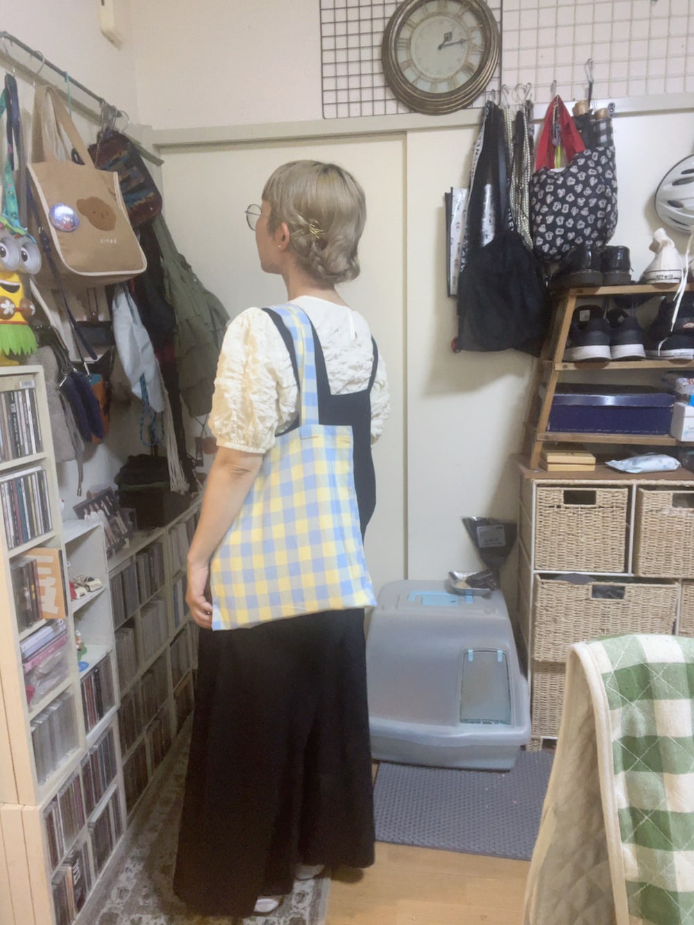 ブラック系のワンピース/ドレス、ホワイト系のTシャツ/カットソー、シルバー系のスニーカーを着用したレディースの夏コーディネートの2枚目の写真