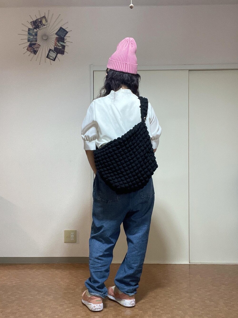 ホワイト系のシャツ/ブラウス、ブルー系のデニムパンツ、ピンク系のスニーカーを着用したレディースの秋コーディネートの2枚目の写真