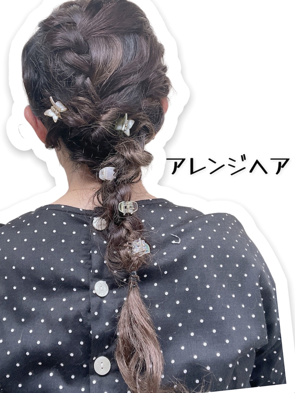 ブラック系のサンダル、ブラック系のハット、ブラック系のヘアアクセサリーを着用したレディースの夏コーディネートの3枚目の写真