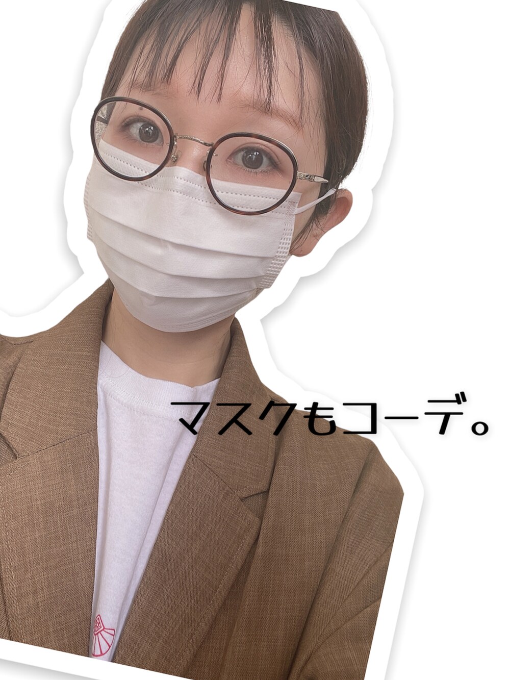 ブラウン系のその他トップス、ベージュ系のバッグ、ブルー系のスニーカーを着用したレディースの夏コーディネートの3枚目の写真