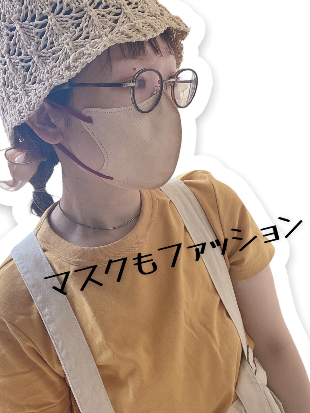 ブルー系のバックパック/リュック、ベージュ系のその他パンツ、イエロー系のTシャツ/カットソーを着用したレディースの夏コーディネートの3枚目の写真