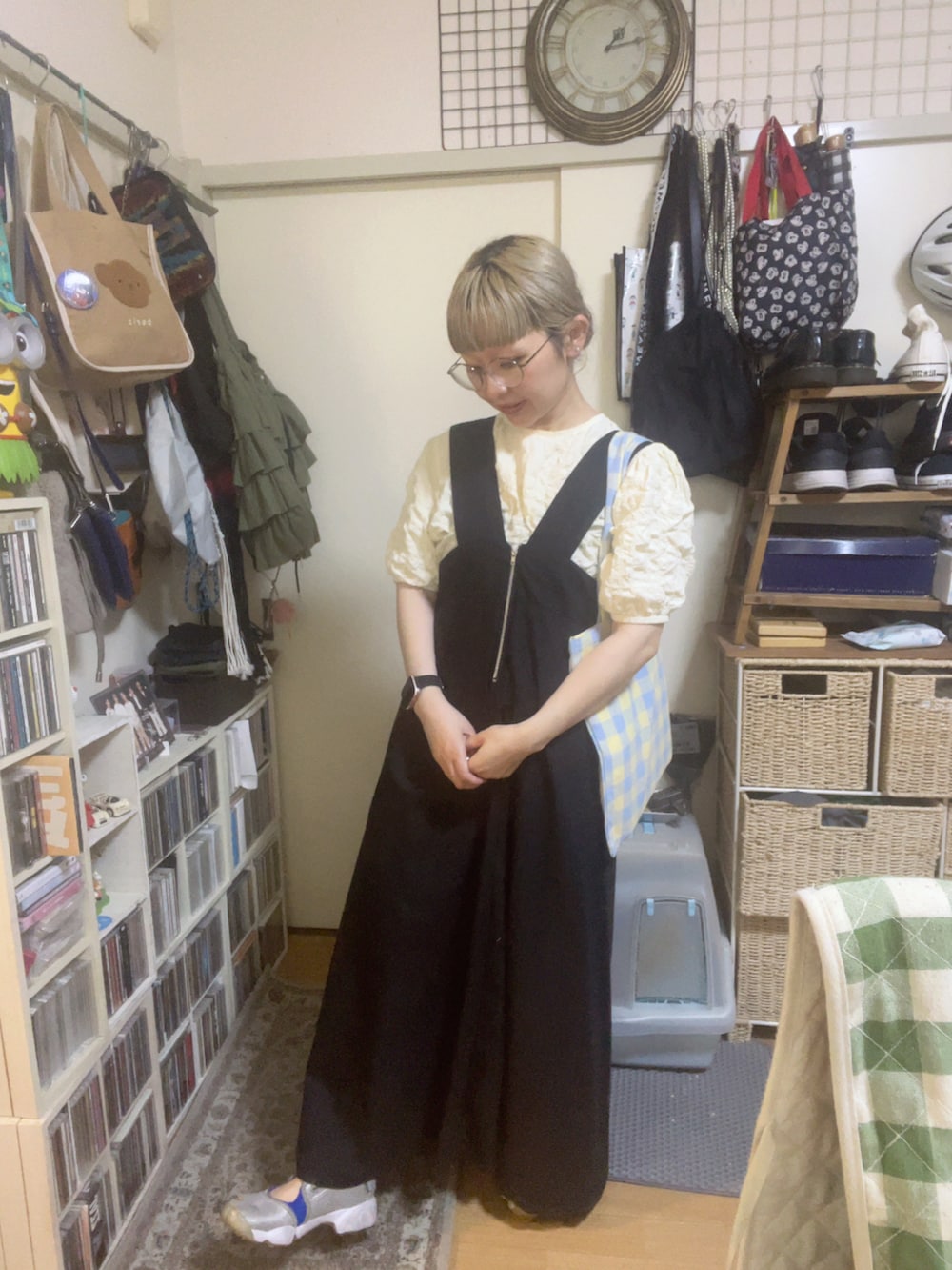 ブラック系のワンピース/ドレス、ホワイト系のTシャツ/カットソー、シルバー系のスニーカーを着用したレディースの夏コーディネートの3枚目の写真