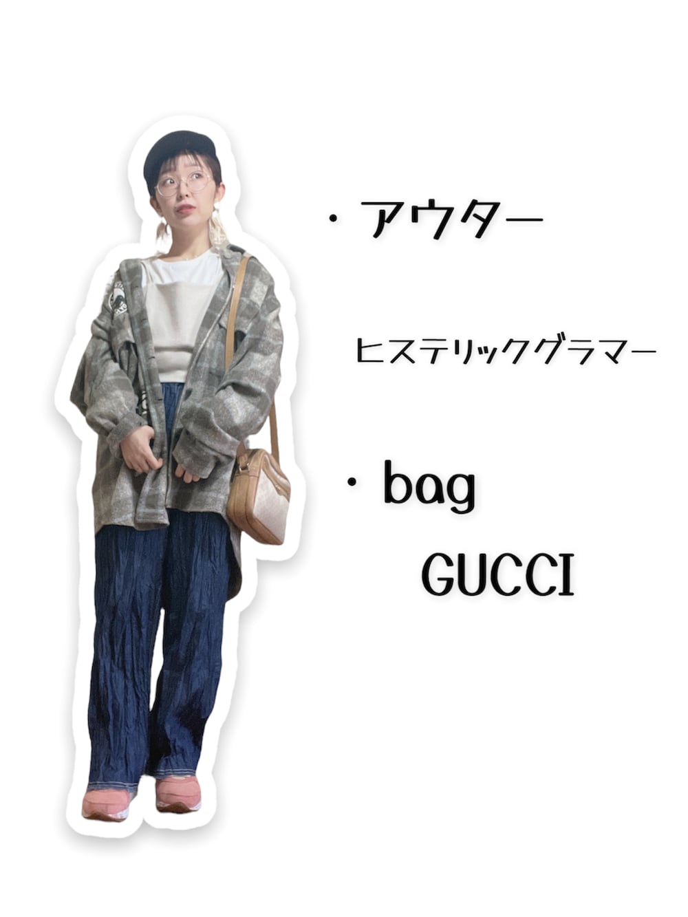 ブルー系のデニムパンツ、ピンク系のスニーカー、ベージュ系のショルダーバッグを着用したレディースの春コーディネートの3枚目の写真