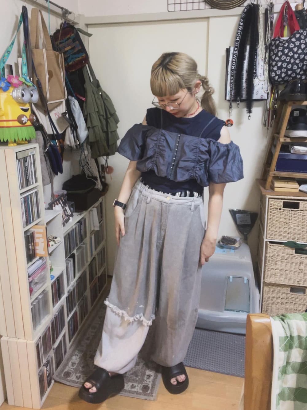 ブルー系のTシャツ/カットソー、グレー系のデニムパンツ、ブラック系のサンダルを着用したレディースの夏コーディネートの2枚目の写真