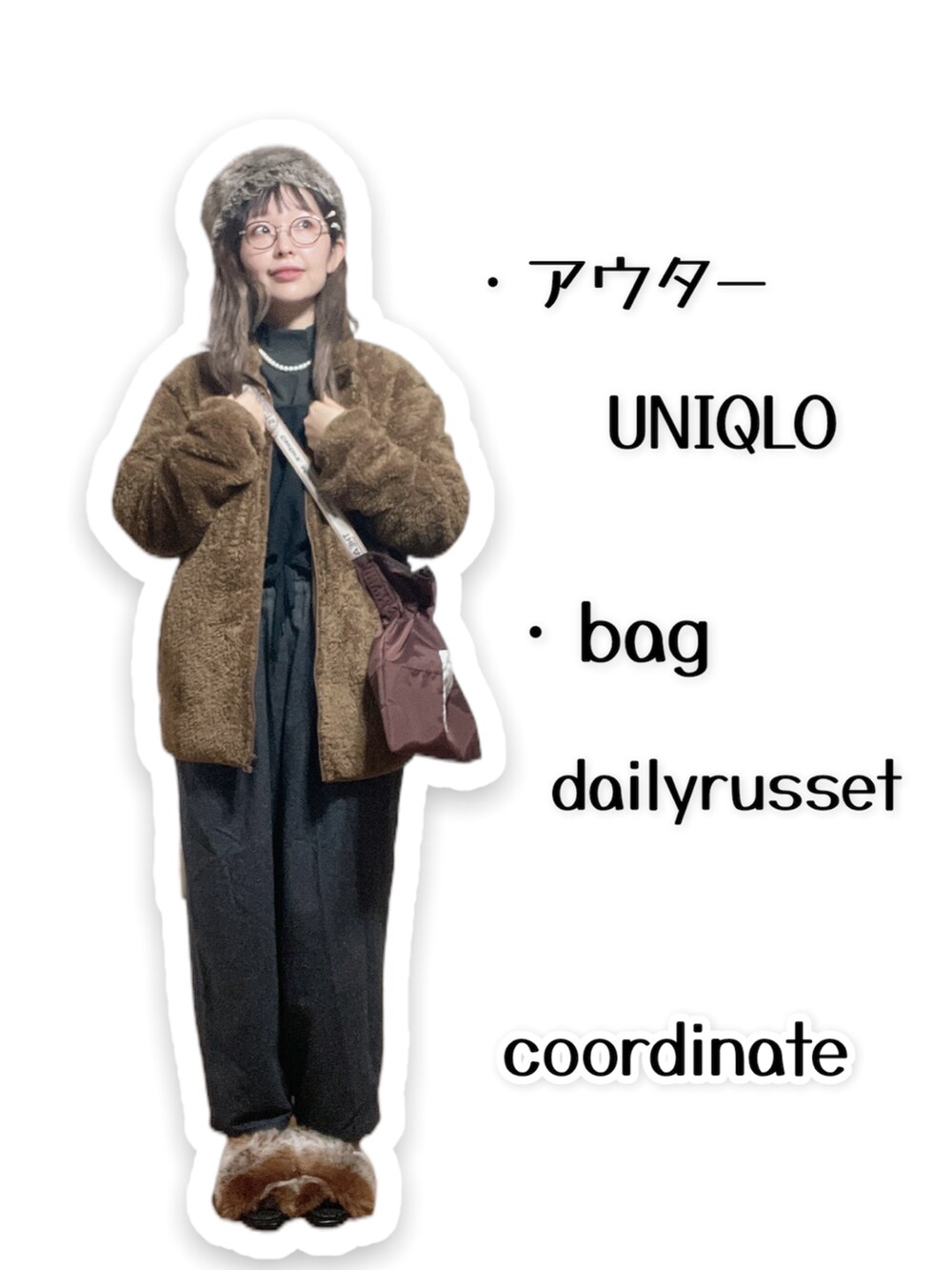 グレー系のパンツ、ブラック系のサンダル、ブラウン系のショルダーバッグを着用したレディースの冬コーディネートの2枚目の写真