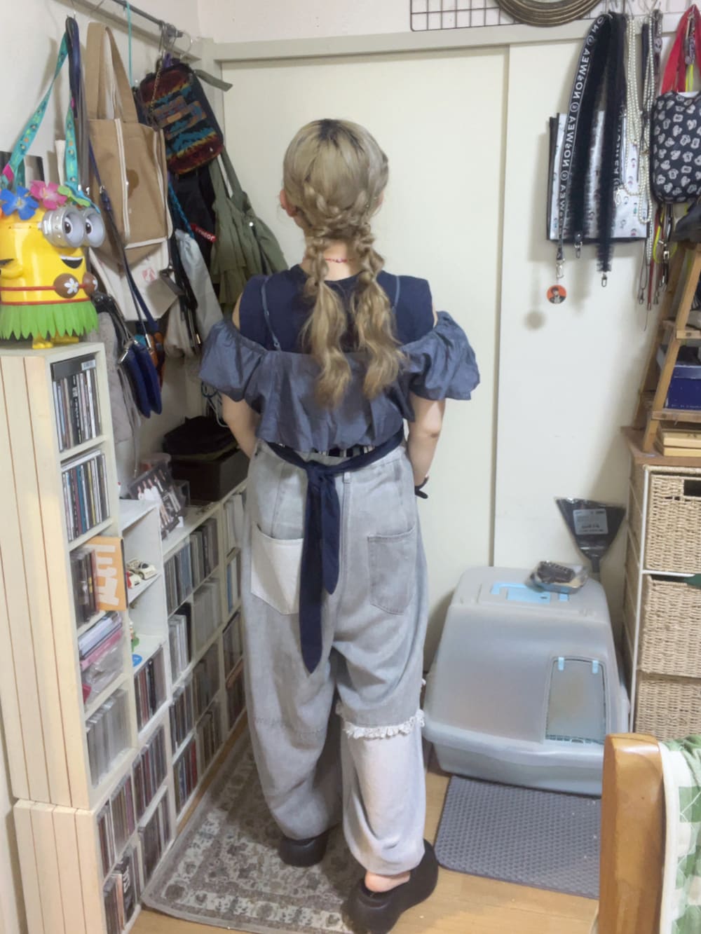 ブルー系のTシャツ/カットソー、グレー系のデニムパンツ、ブラック系のサンダルを着用したレディースの夏コーディネートの3枚目の写真