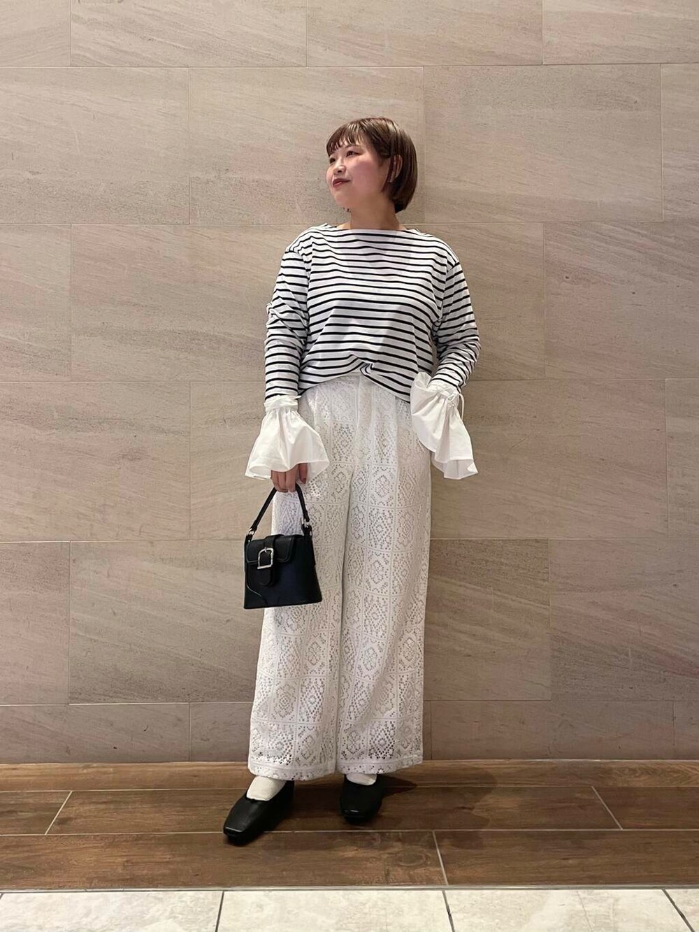 「カジュアル、プルオーバー、春コーデ、着回しコーデ、ROSSO、レースパンツ、ボーダーtシャツ、ボーダーコーデ、トレンドコーデ、細見えコーデ、キレイめコーデ、花見コーデ、大人キレイめコーデ、アミュプラザ博多、urアミュプラザ博多」｜「URBAN RESEARCH ROSSO WOMENのレースワイドパンツ（その他パンツ、ホワイト系）」を使った、ルナさん（レディース・154cm）の冬コーディネートの2枚目の写真