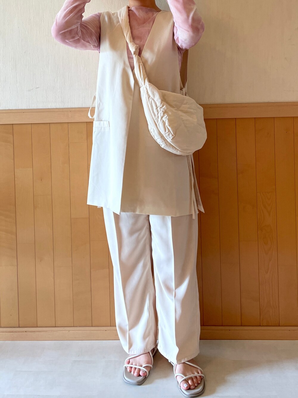 「Coming soon…、ピンク、きれいめカジュアル、休日スタイル、トートバッグ、着回しコーデ、シンプルコーデ、プチプラ、春夏コーデ、オトナ女子、低身長コーデ、カラー×コーデ、ベストコーデ、シアートップス、サンダル」｜「UNIQLOのアイテム（シューズ、ホワイト系）」を使った、ルナさん（レディース・154cm）の夏コーディネートの2枚目の写真