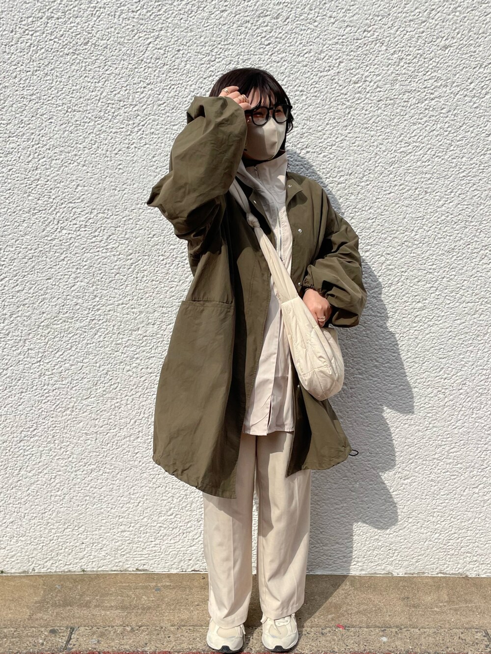 「春服デビュー宣言、レイヤードスタイル、ジャケット、シンプルコーデ、淡色コーデ、きれいめカジュアル、ハーフジップ、春アウター、ビッグシルエット、シャツスタイル、プチプラ、ショルダーバッグ、ミリタリージャケット、メンズライク、淡色カジュアル」｜「onetomeのセンタープレスワイドパンツ（その他パンツ、ホワイト系）」を使った、ルナさん（レディース・154cm）の春コーディネートの2枚目の写真