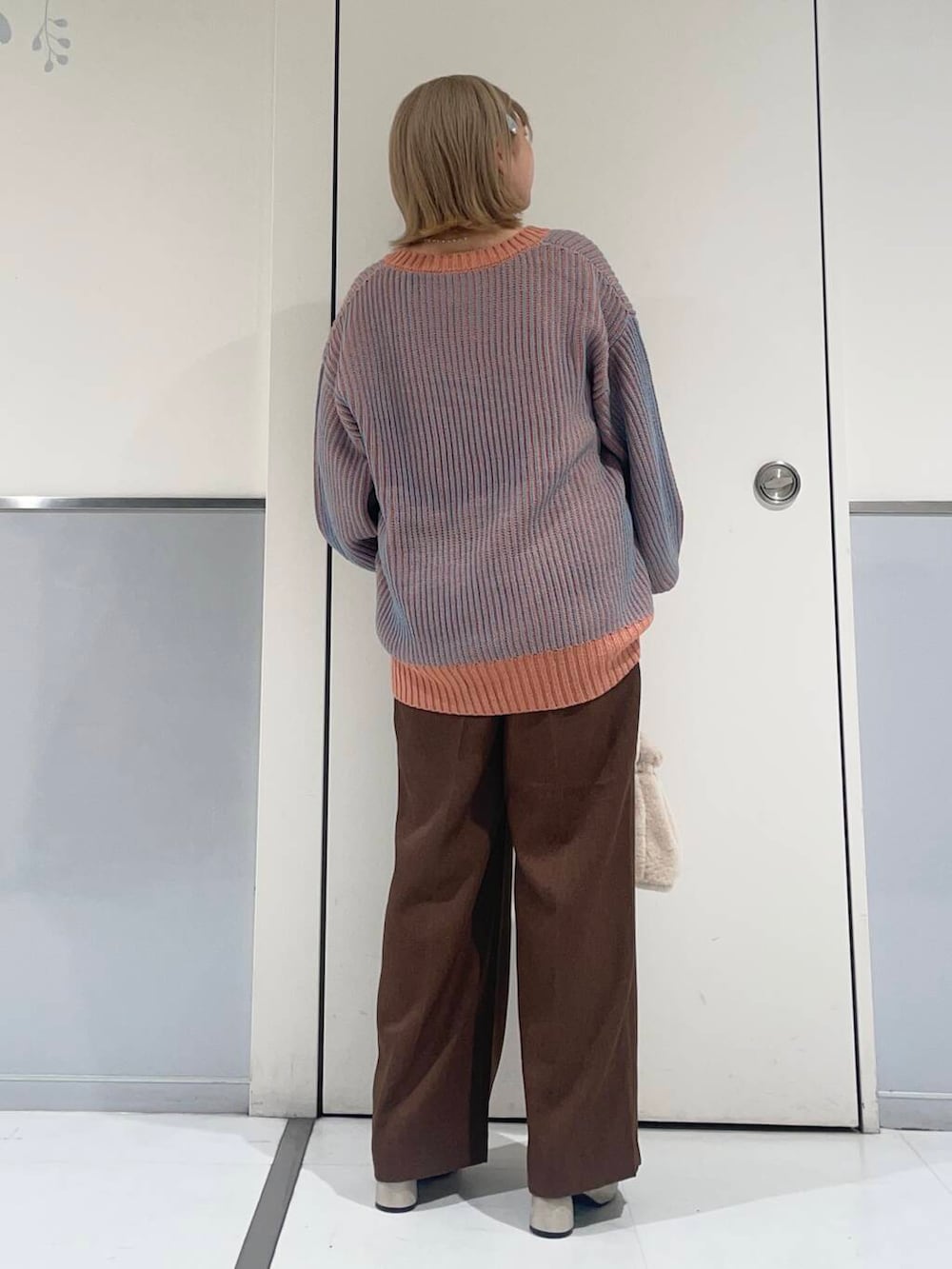 ゴールド系のブーツ、ホワイト系のショルダーバッグ、ブラウン系のその他パンツを着用したレディースの秋コーディネートの2枚目の写真