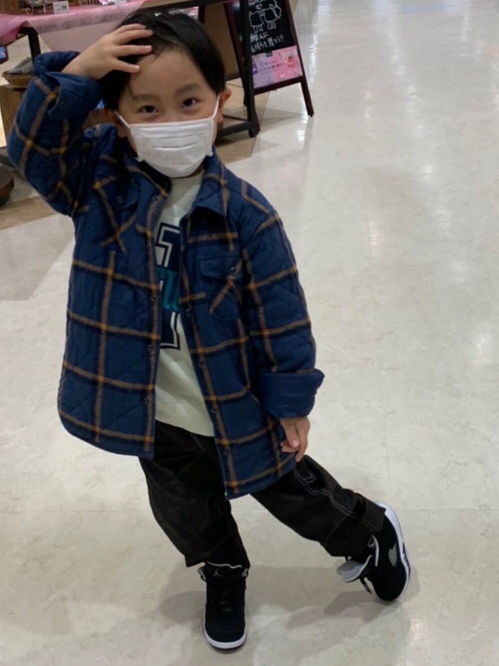 ホワイト系のその他パンツ、ホワイト系のスウェット、ブルー系のスニーカーを着用したキッズの冬コーディネートの2枚目の写真