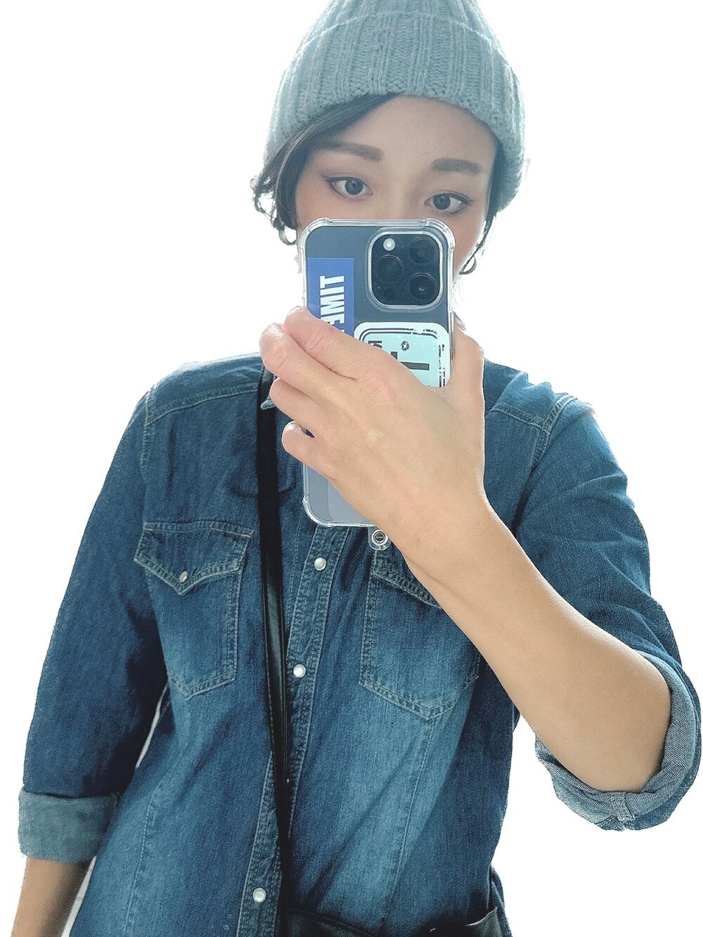 ブラック系のショルダーバッグ、ブルー系のシャツ/ブラウスを着用したレディースの秋コーディネートの2枚目の写真