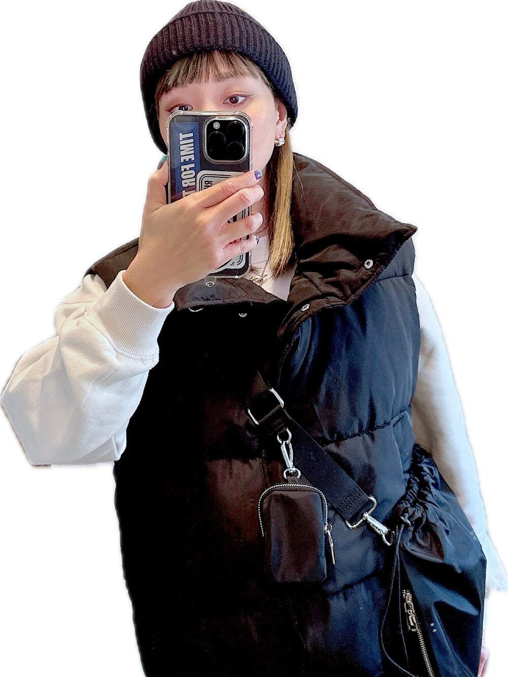 ブラック系のジャケット/アウター、ブラック系のショルダーバッグ、ブルー系のニットキャップ/ビーニーを着用したレディースの冬コーディネートの2枚目の写真