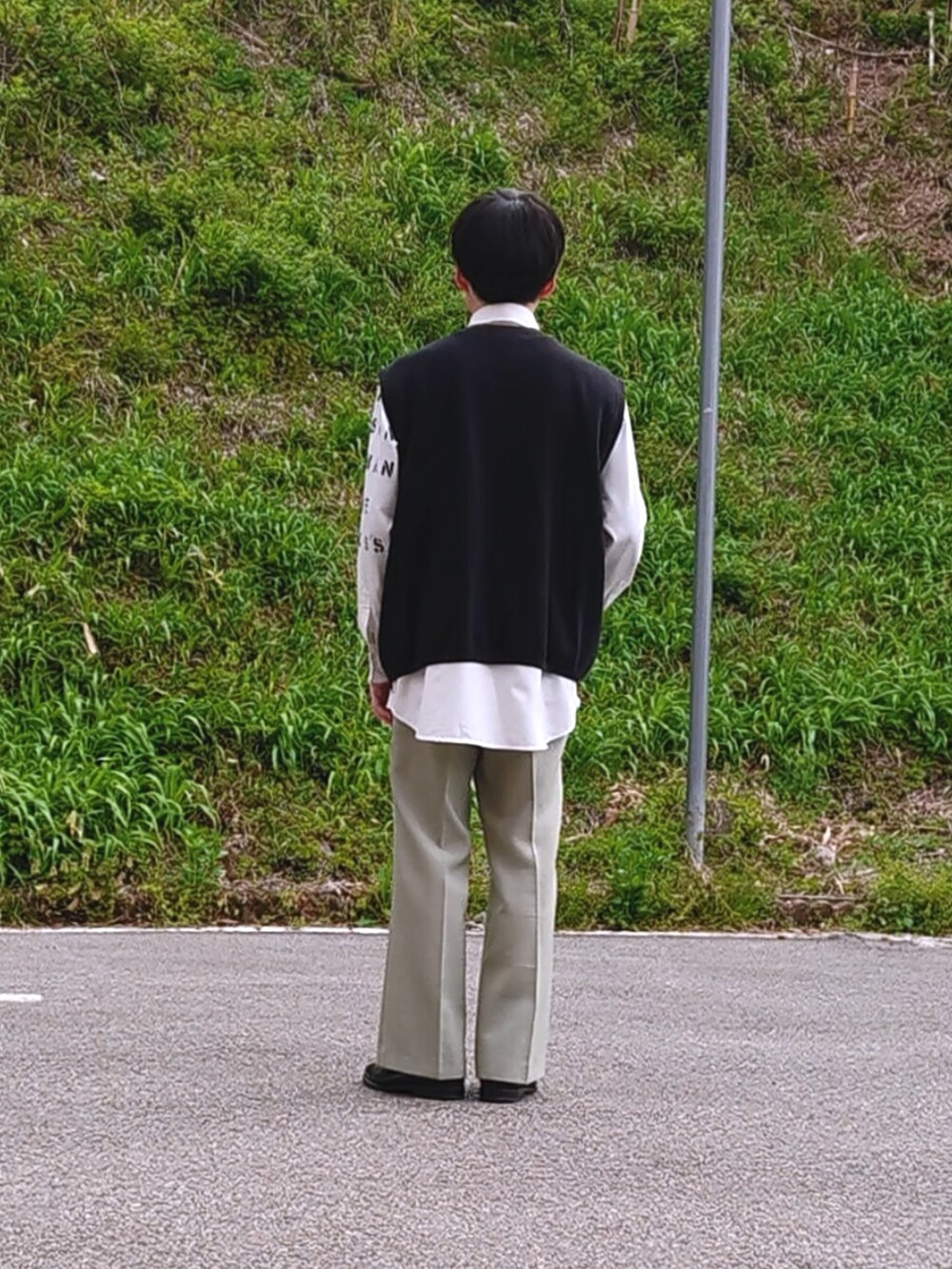 ブラック系のベスト、ホワイト系のシャツ/ブラウスを着用したメンズの春コーディネートの3枚目の写真