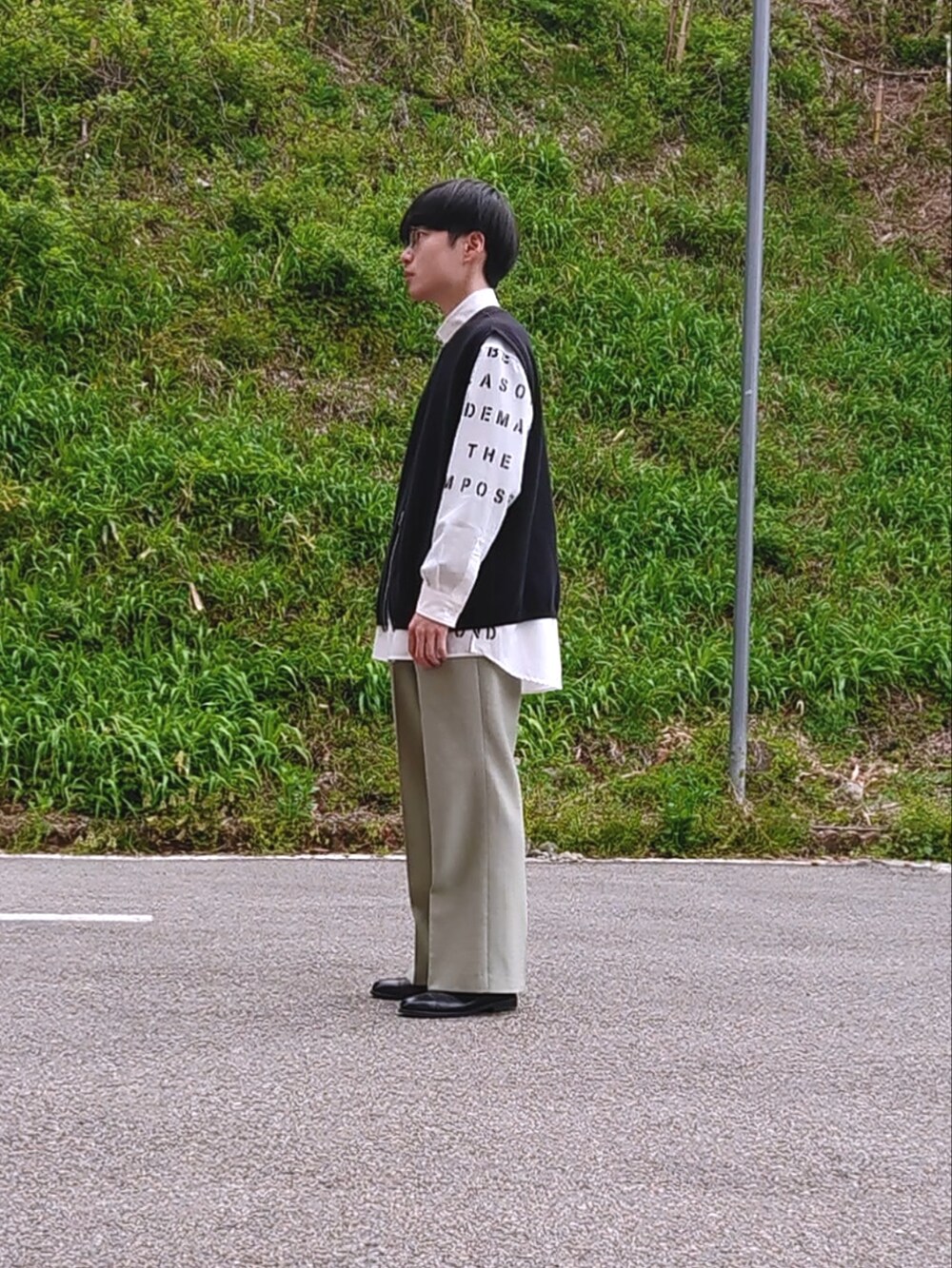 ブラック系のベスト、ホワイト系のシャツ/ブラウスを着用したメンズの春コーディネートの2枚目の写真