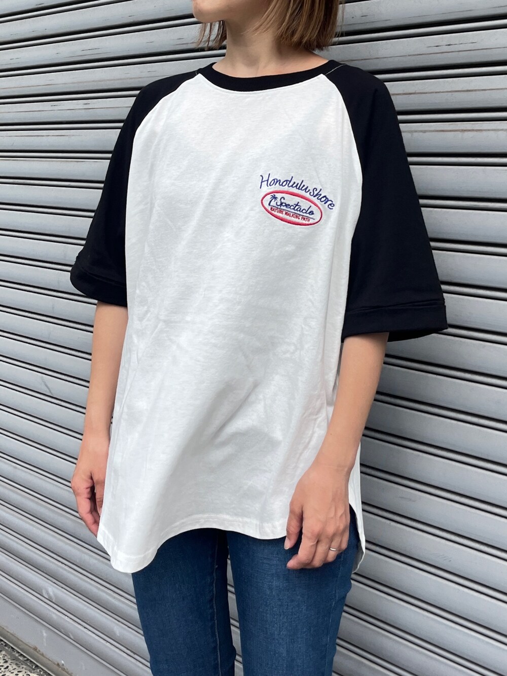 「プチプラ、夏コーデ、さらっと晴れやかスナップ、夏だ！Tシャツ着よう！、トートバッグ、スニーカー、デニム、ロゴT、バックプリント、スキニーデニム、コンバース、オールスター、ラグランTシャツ、大人カジュアル、パンツコーデ」｜「ANAPのハイウエストデニムスキニーパンツ（デニムパンツ、ブルー系）」を使った、Nakamuraさん（レディース・157cm）の夏コーディネートの4枚目の写真