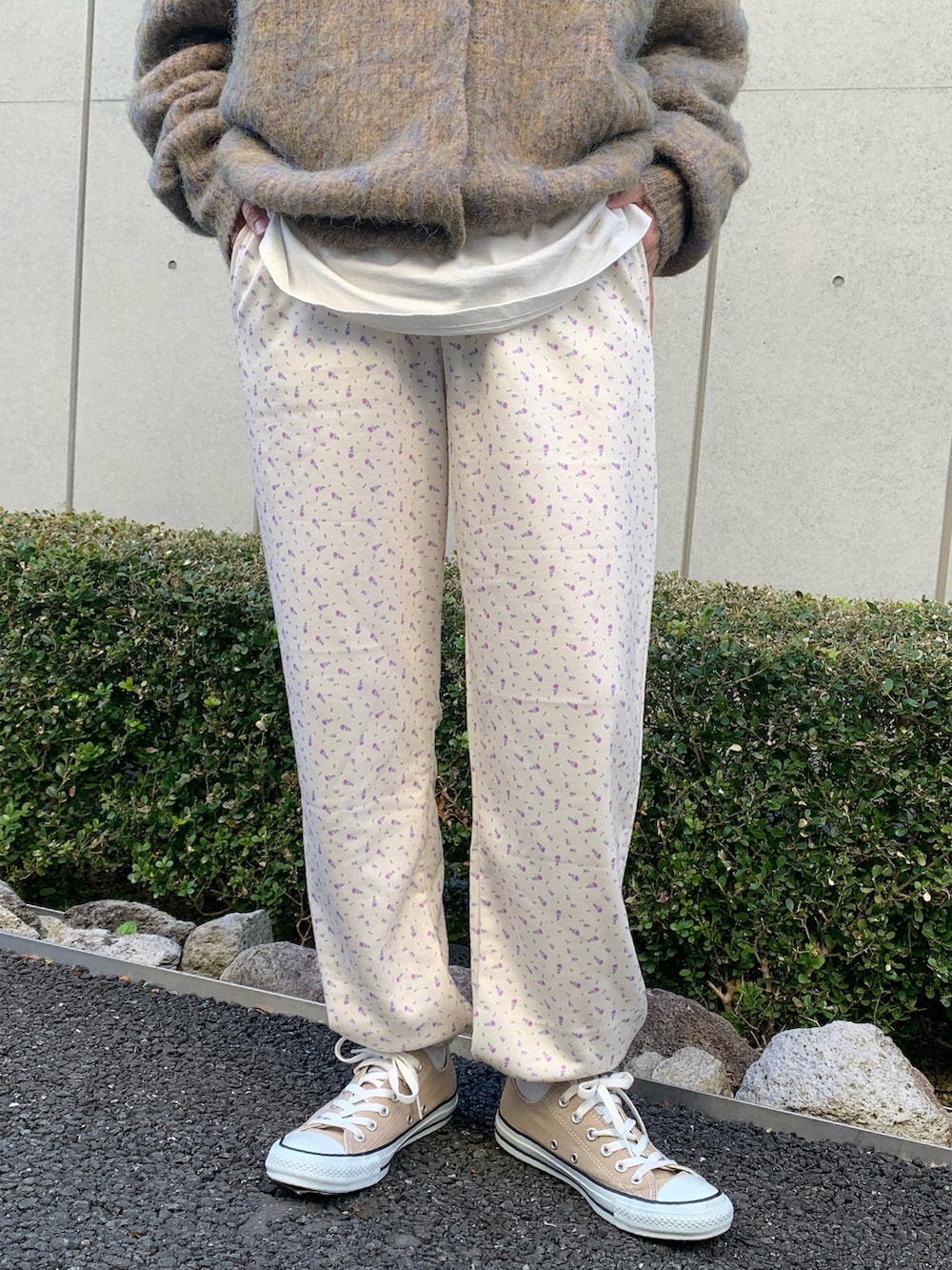 ブルー系のダウンジャケット/コート、ベージュ系のカーディガン/ボレロ、ホワイト系のスウェットパンツを着用したレディースの冬コーディネートの6枚目の写真