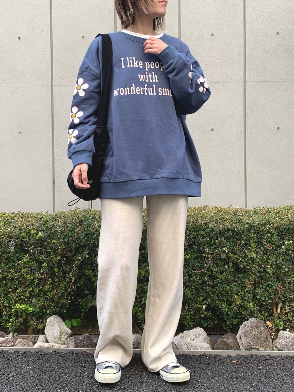 「スウェット、スニーカー、コンバース、フラワープリント、袖プリント、ラクチンコーデ、休日スタイル、オトナカジュアル、シンプルコーデ、大人女子、レイヤードスタイル、リラックススタイル、mimpi、春コーデ、トレーナー」｜「anap mimpiのアーム フラワー メッセージ 裏毛 スウェット 長袖 トップス（スウェット、ブルー系）」を使った、Nakamuraさん（レディース・157cm）の冬コーディネートの2枚目の写真