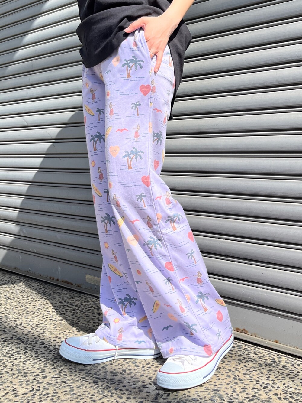 「リラックススタイル、リラックスパンツ、アロハ柄、パープル、オルテガ、バックプリント、Tシャツ、ハット、スニーカー、コンバース、春夏コーデ、楽チンコーデ、ゆるコーデ、リラックスコーデ、カジュアルコーデ」｜「anap mimpiのオルテガ 刺繍 コットン ビッグ Tシャツ（Tシャツ/カットソー、ブラック系）」を使った、Nakamuraさん（レディース・157cm）の春コーディネートの8枚目の写真