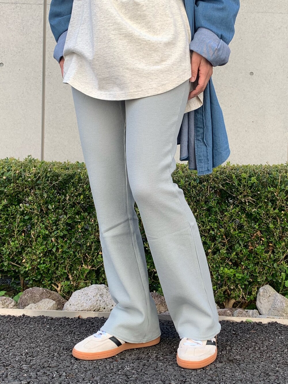「デニムシャツ、リブパンツ、スニーカー、カラーパンツ、春コーデ、プチプラ、パステルカラー、ラクチンコーデ、オトナカジュアル、春、大人女子、リラックススタイル、ロンT、adidas spezial、adidas」｜「anap mimpiのウエストギャザーワッフルフレアパンツ（その他パンツ、グリーン系）」を使った、Nakamuraさん（レディース・157cm）の春コーディネートの5枚目の写真