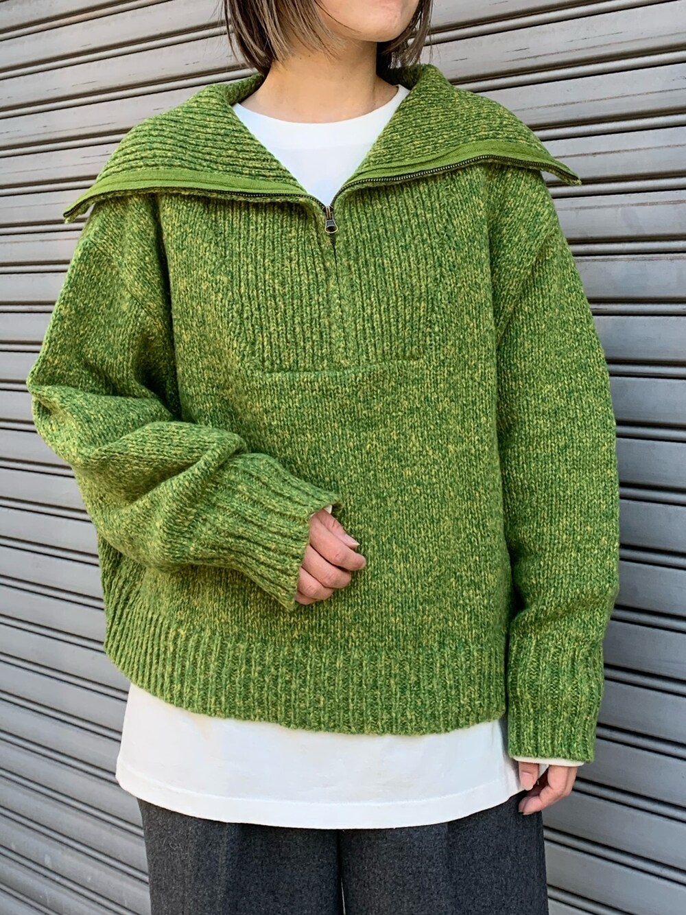 ブラック系のブルゾン、イエロー系のニット/セーター、ブラック系のシューズを着用したレディースの冬コーディネートの5枚目の写真