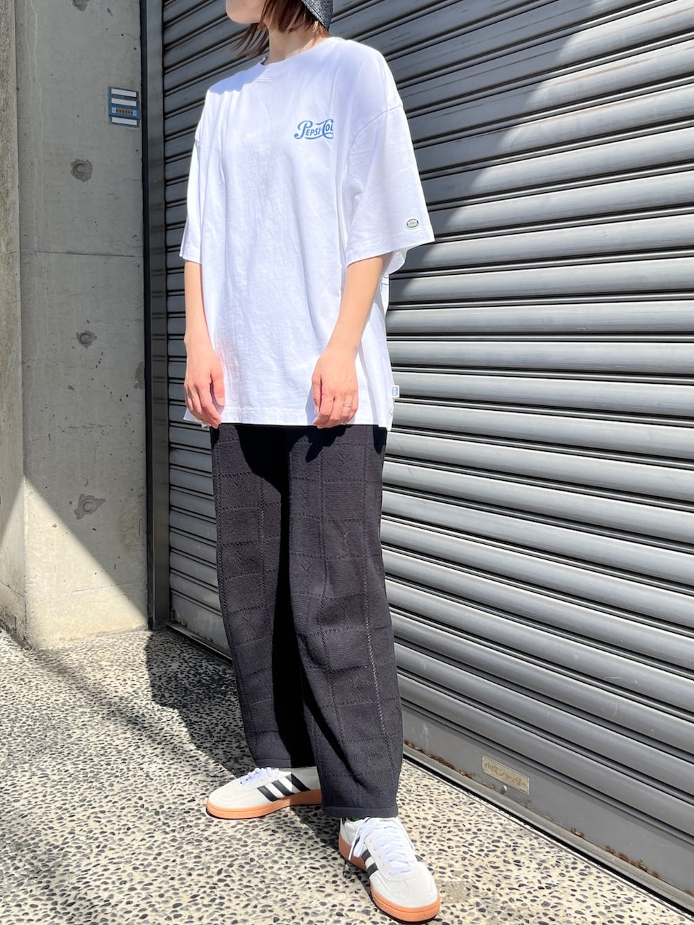 「Tシャツ、バックプリント、ロゴT、ハット、ニットパンツ、adidas spezial、カラーソックス、モノトーンコーデ、春コーデ、シンプルコーデ、バケットハット、スニーカー、楽ちんコーデ、ママコーデ、カジュアルスタイル」｜「adidasのアイテム（スニーカー、ホワイト系）」を使った、Nakamuraさん（レディース・157cm）の春コーディネートの2枚目の写真
