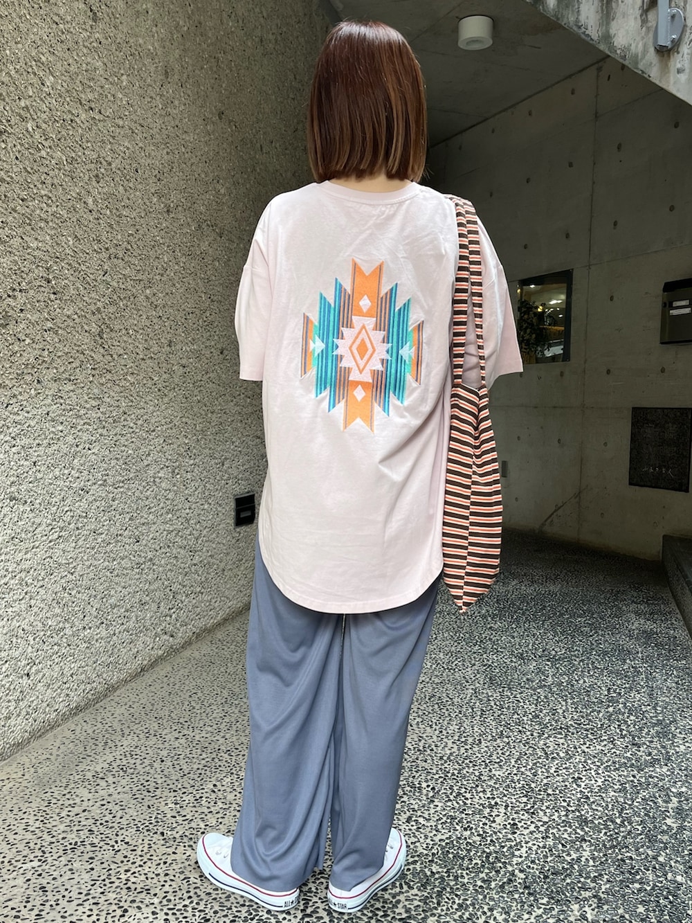 「トートバッグ、淡色コーデ、ゆるコーデ、ラクチンコーデ、ママコーデ、ピンクTシャツ、オルテガ、バックプリント、Tシャツ、春コーデ、春ファッション、春のNewスタイル、スニーカー、白スニーカー、コンバース」｜「CONVERSEのアイテム（スニーカー、ホワイト系）」を使った、Nakamuraさん（レディース・157cm）の春コーディネートの3枚目の写真