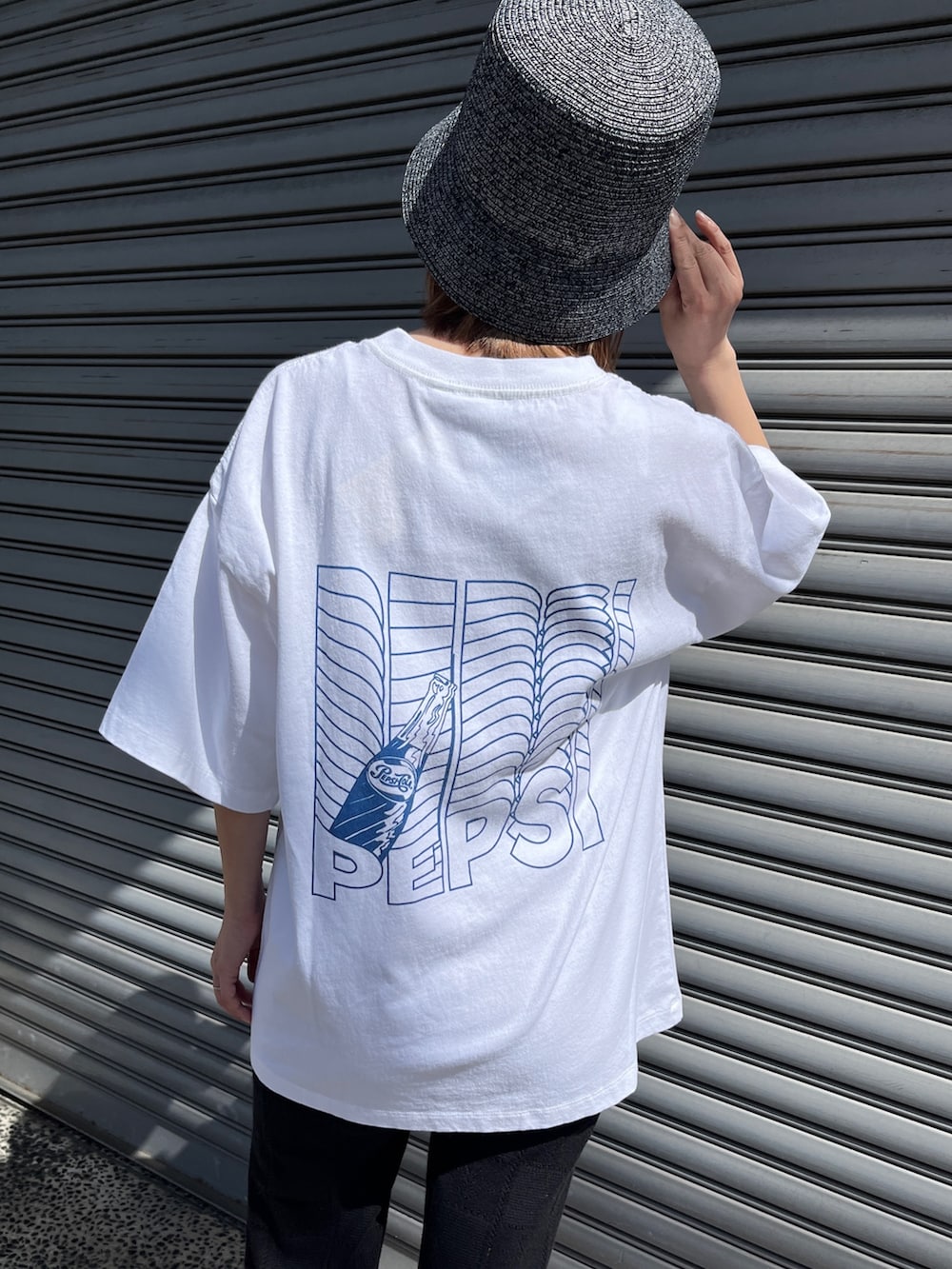「Tシャツ、バックプリント、ロゴT、ハット、ニットパンツ、adidas spezial、カラーソックス、モノトーンコーデ、春コーデ、シンプルコーデ、バケットハット、スニーカー、楽ちんコーデ、ママコーデ、カジュアルスタイル」｜「adidasのアイテム（スニーカー、ホワイト系）」を使った、Nakamuraさん（レディース・157cm）の春コーディネートの4枚目の写真