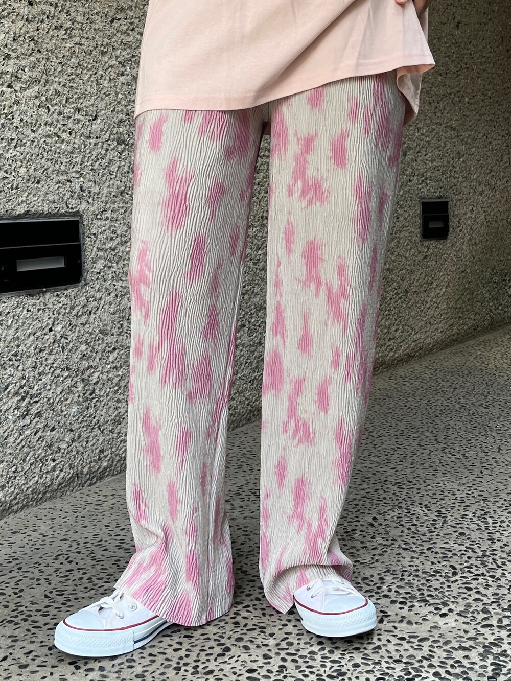 ピンク系のTシャツ/カットソー、グレー系のその他パンツ、ホワイト系のスニーカーを着用したレディースの春コーディネートの8枚目の写真