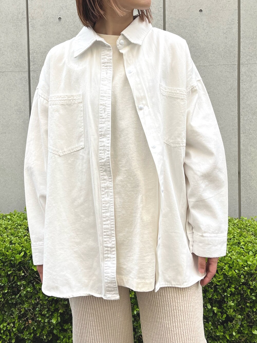 ホワイト系のシャツ/ブラウス、ベージュ系のその他パンツ、イエロー系のスニーカーを着用したレディースの春コーディネートの4枚目の写真