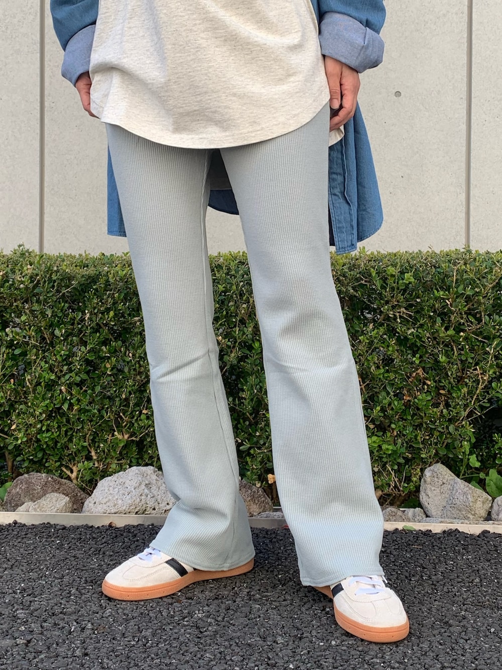 「デニムシャツ、リブパンツ、スニーカー、カラーパンツ、春コーデ、プチプラ、パステルカラー、ラクチンコーデ、オトナカジュアル、春、大人女子、リラックススタイル、ロンT、adidas spezial、adidas」｜「anap mimpiのウエストギャザーワッフルフレアパンツ（その他パンツ、グリーン系）」を使った、Nakamuraさん（レディース・157cm）の春コーディネートの7枚目の写真