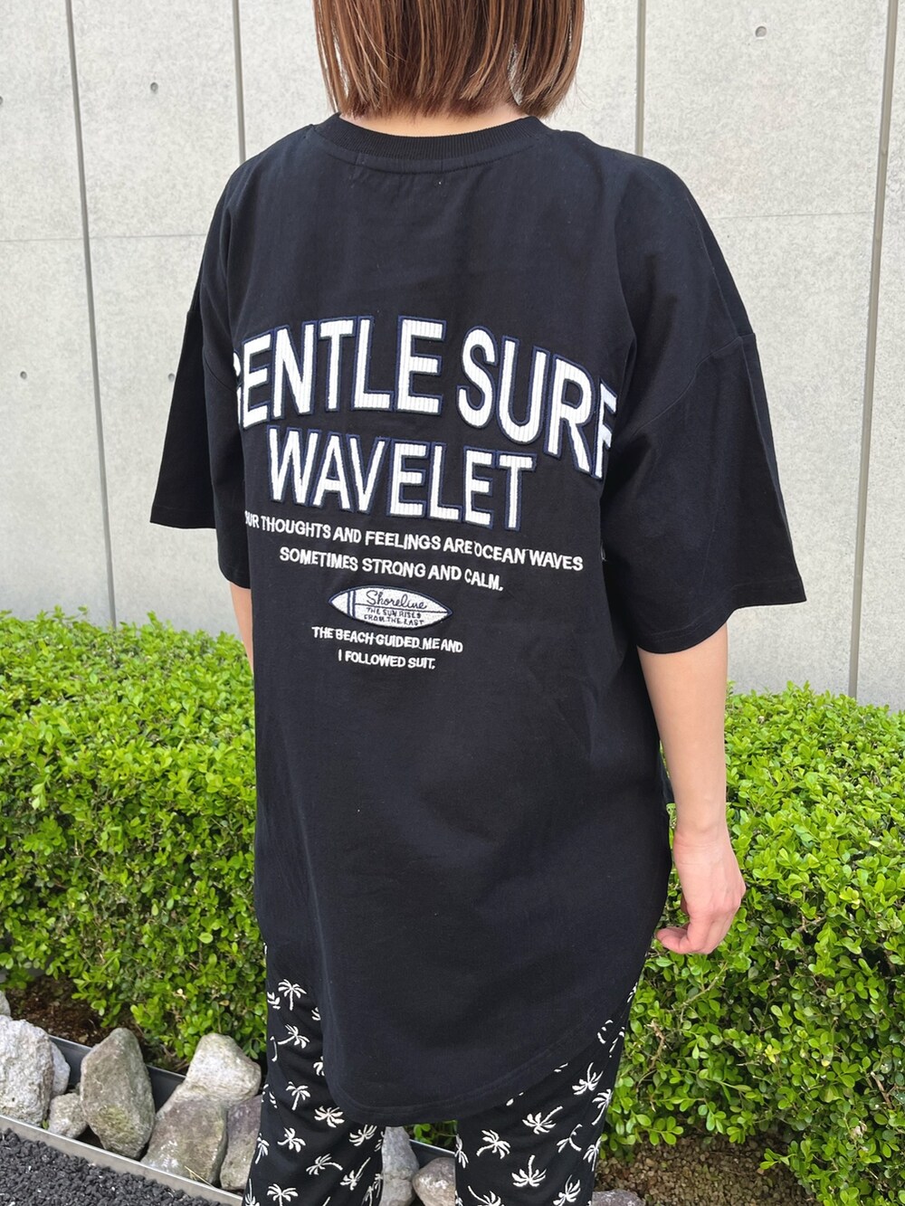 ピンク系のスニーカー、ブラック系のTシャツ/カットソー、ブラック系のその他パンツを着用したレディースの春コーディネートの6枚目の写真