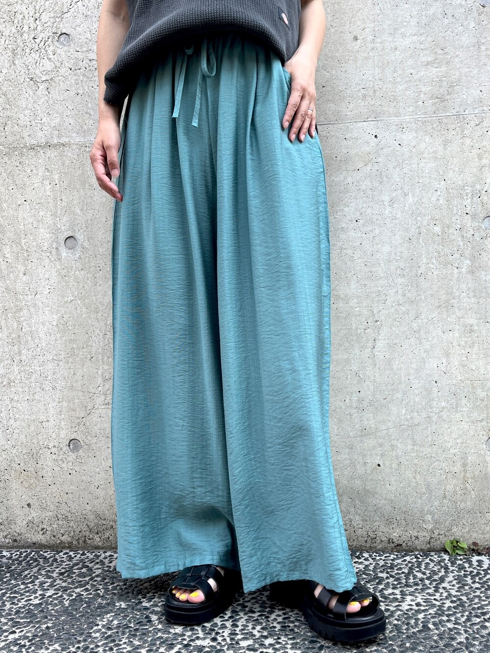 ブラック系のTシャツ/カットソー、ブルー系のその他パンツ、ブラウン系のトートバッグを着用したレディースの夏コーディネートの4枚目の写真