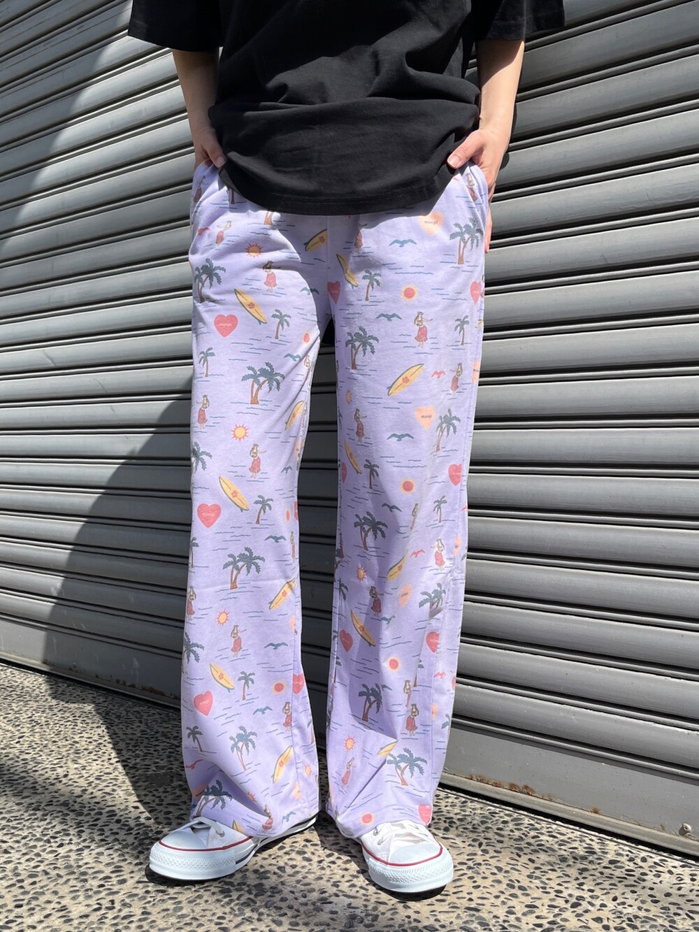 「リラックススタイル、リラックスパンツ、アロハ柄、パープル、オルテガ、バックプリント、Tシャツ、ハット、スニーカー、コンバース、春夏コーデ、楽チンコーデ、ゆるコーデ、リラックスコーデ、カジュアルコーデ」｜「anap mimpiのオルテガ 刺繍 コットン ビッグ Tシャツ（Tシャツ/カットソー、ブラック系）」を使った、Nakamuraさん（レディース・157cm）の春コーディネートの6枚目の写真