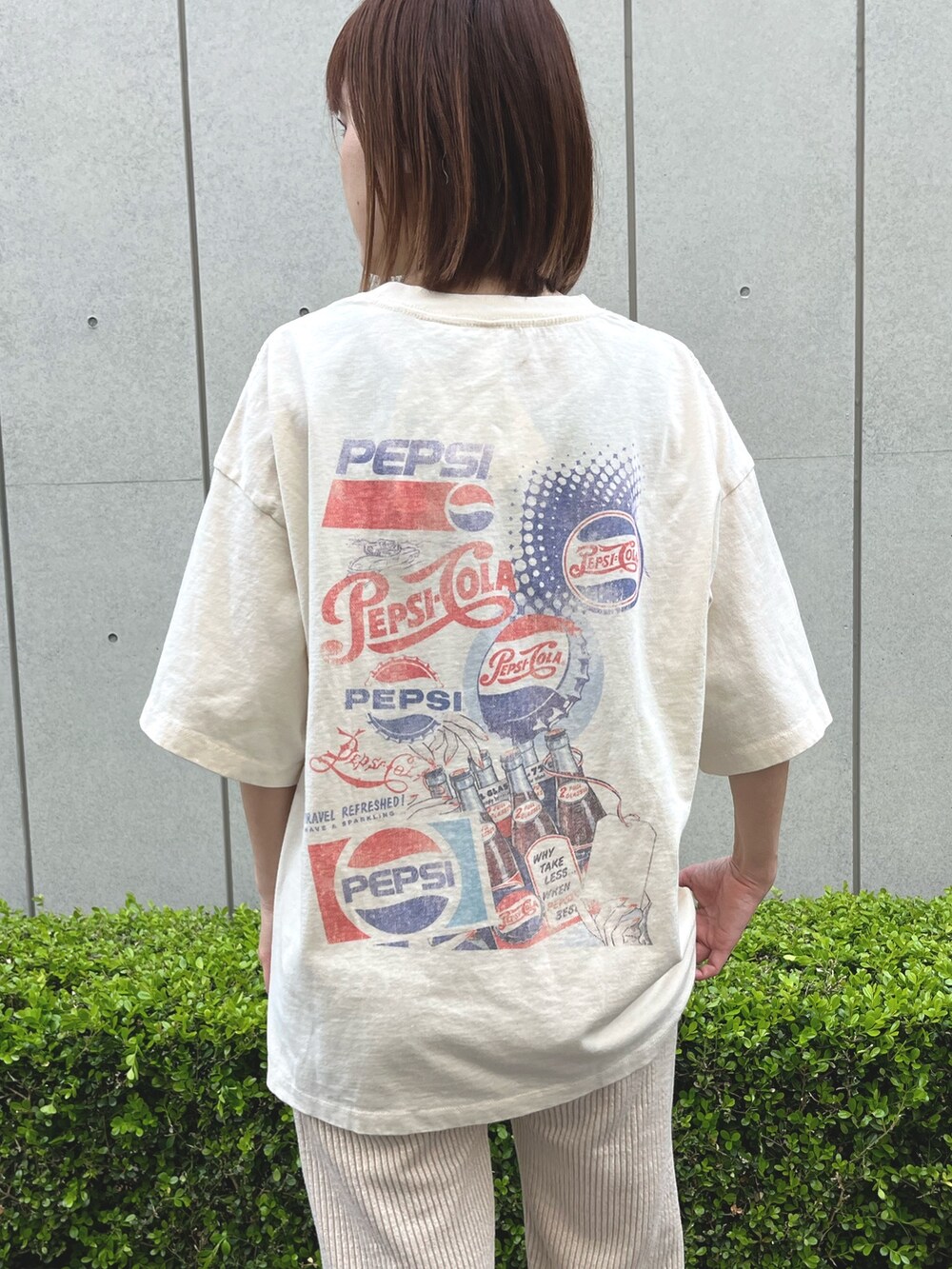 ホワイト系のシャツ/ブラウス、ベージュ系のその他パンツ、イエロー系のスニーカーを着用したレディースの春コーディネートの8枚目の写真