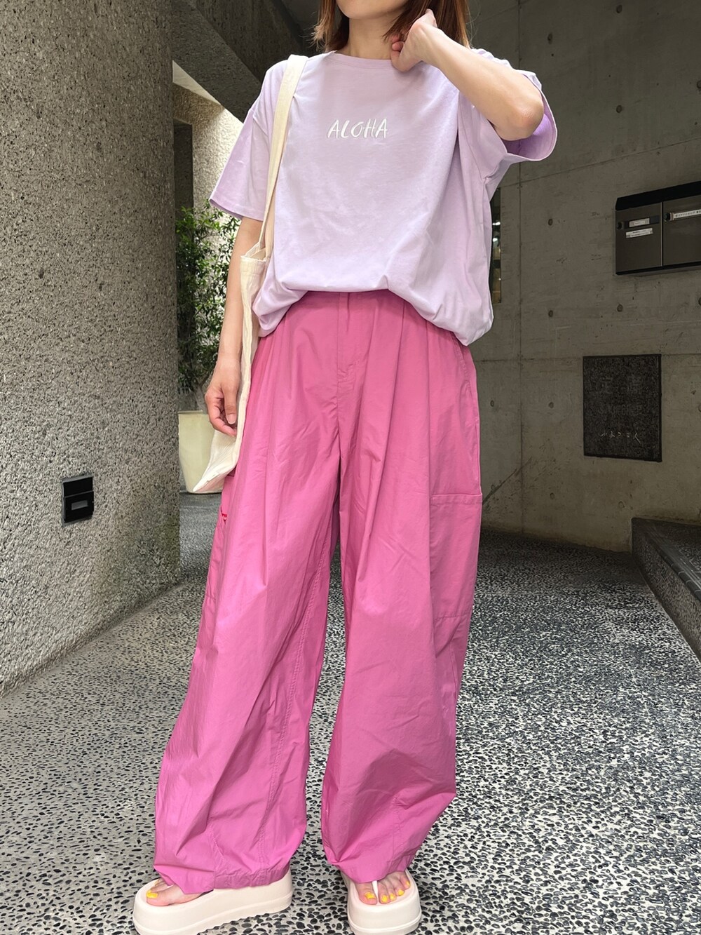 パープル系のTシャツ/カットソー、ピンク系のその他パンツ、ホワイト系のサンダルを着用したレディースの春コーディネートの2枚目の写真