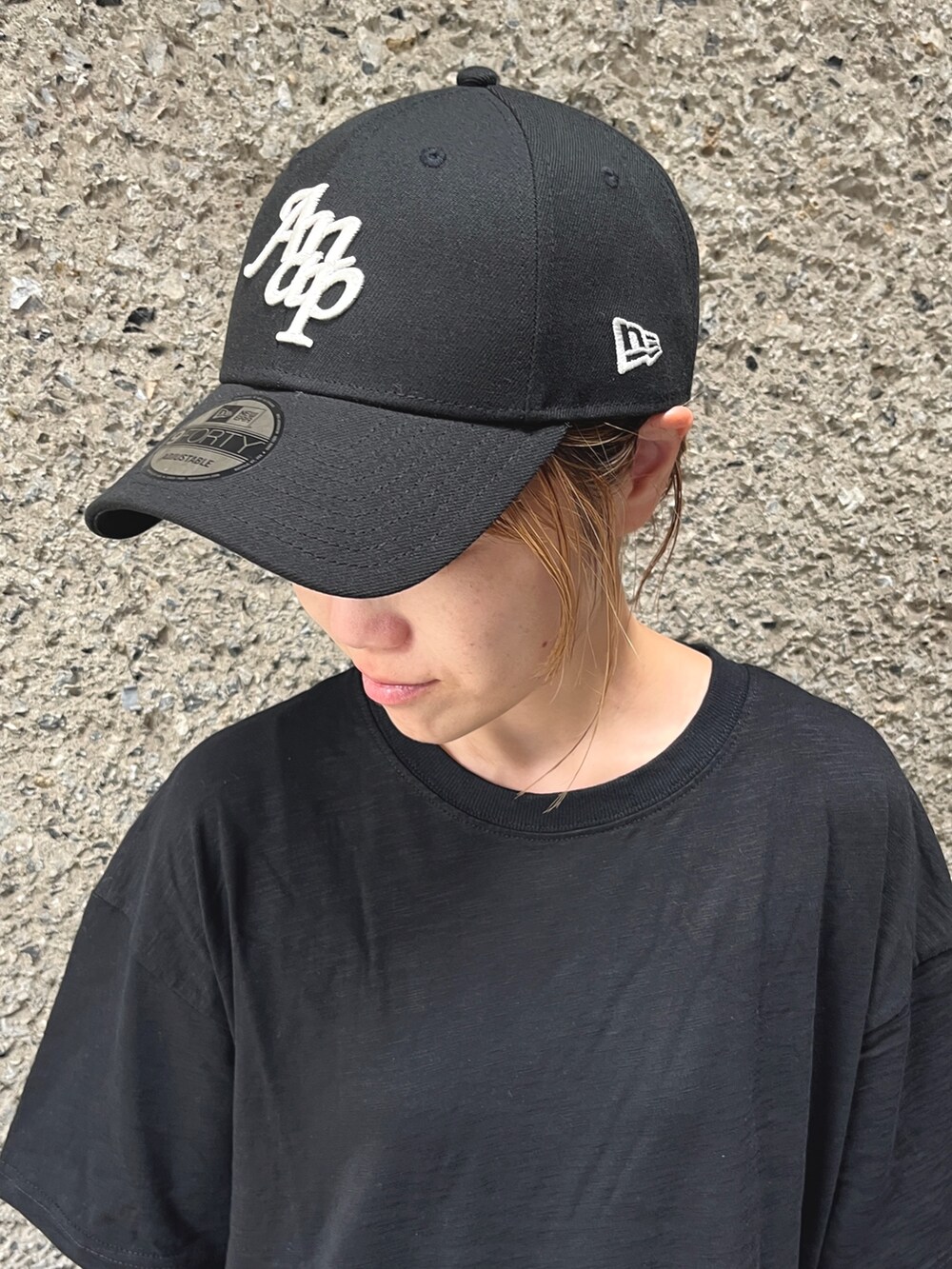 ブラック系のワンピース、ブラウン系のその他パンツ、ブラック系のサンダルを着用したレディースの夏コーディネートの3枚目の写真