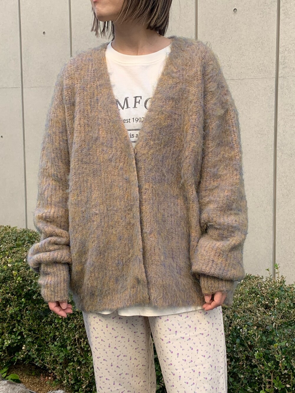 ブルー系のダウンジャケット/コート、ベージュ系のカーディガン/ボレロ、ホワイト系のスウェットパンツを着用したレディースの冬コーディネートの5枚目の写真