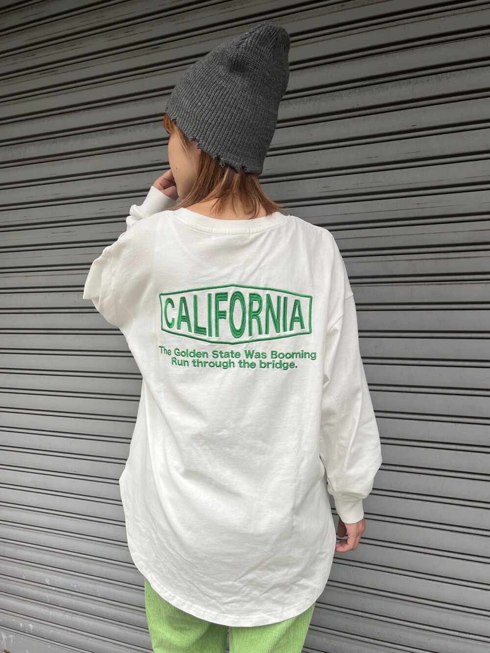 ホワイト系のTシャツ/カットソー、ブラック系のスニーカー、グレー系のニットキャップ/ビーニーを着用したレディースの秋コーディネートの4枚目の写真