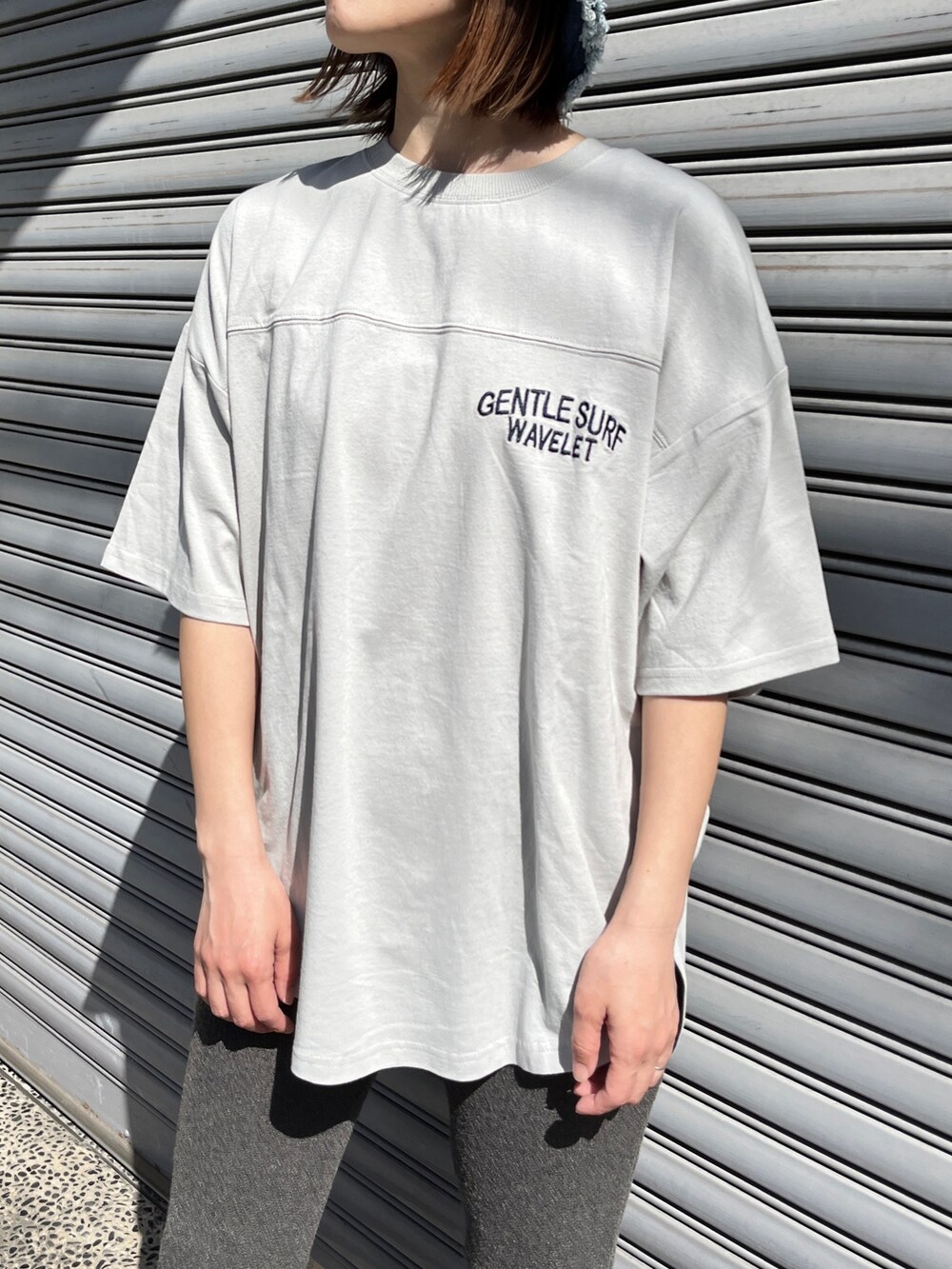 グリーン系のTシャツ/カットソー、グレー系のその他パンツ、ブルー系のスニーカーを着用したレディースの春コーディネートの4枚目の写真