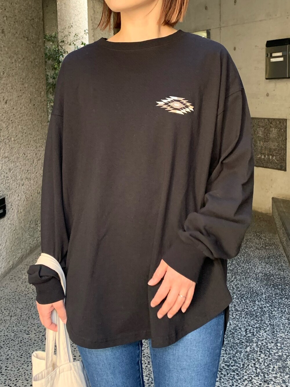 「オルテガ、スキニーデニム、スキニー、デニム、シンプルコーデ、スニーカー、adidas spezial、adidas、ロンT、パンツスタイル、トートバッグ、ラクチンコーデ、オルテガ柄、黒、バックプリント」｜「anap mimpiのオルテガ 刺繍 ラウンドヘム 長袖 ロンT（Tシャツ/カットソー、ブラック系）」を使った、Nakamuraさん（レディース・157cm）の春コーディネートの4枚目の写真