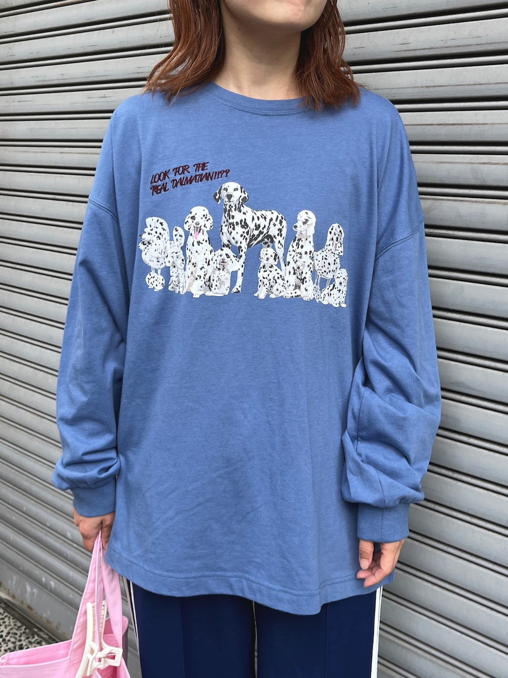 ブルー系のTシャツ/カットソー、ブラック系のスニーカーを着用したレディースの春コーディネートの2枚目の写真