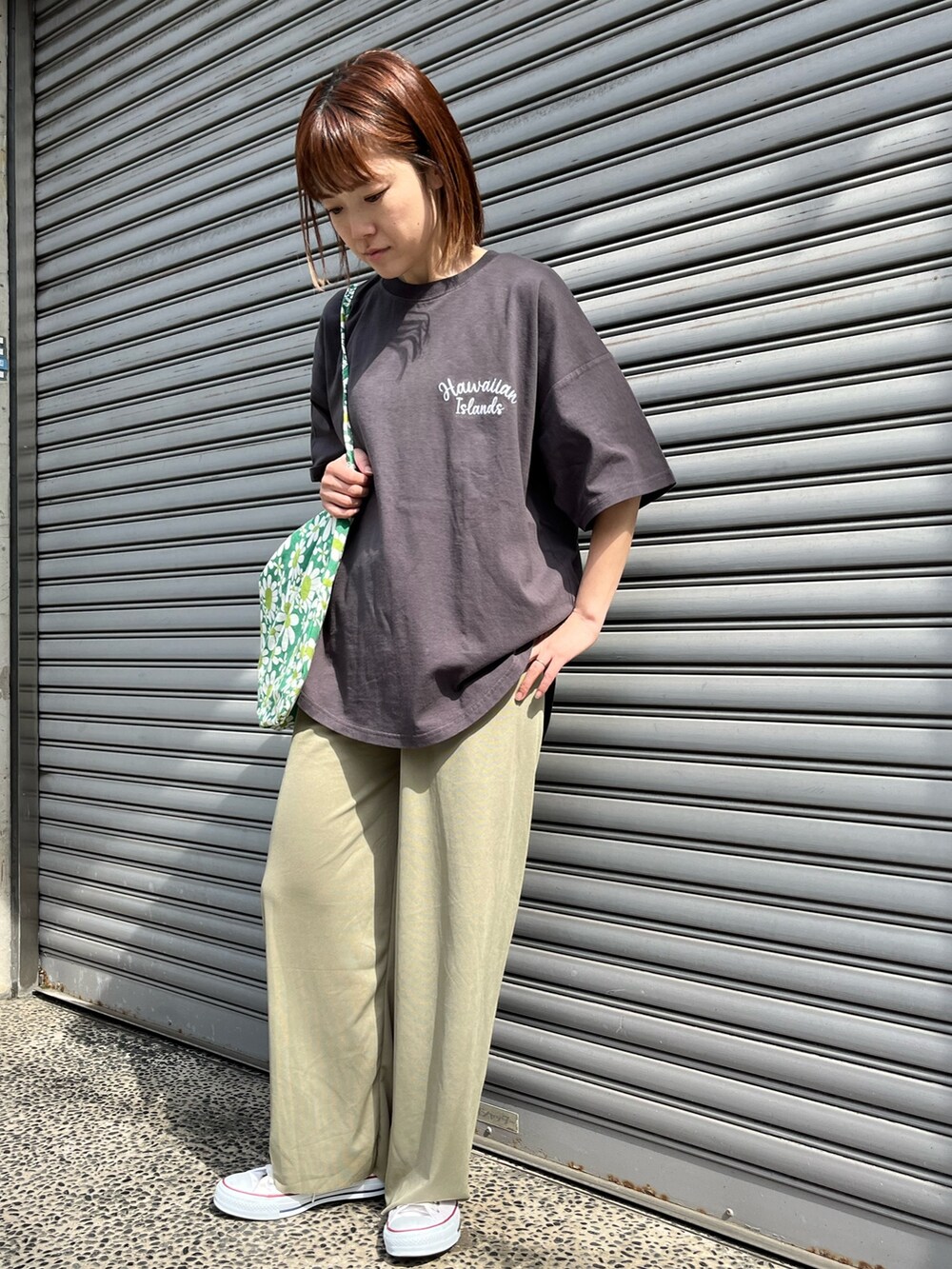 ホワイト系のスニーカー、グリーン系のその他パンツ、グレー系のTシャツ/カットソーを着用したレディースの春コーディネートの2枚目の写真