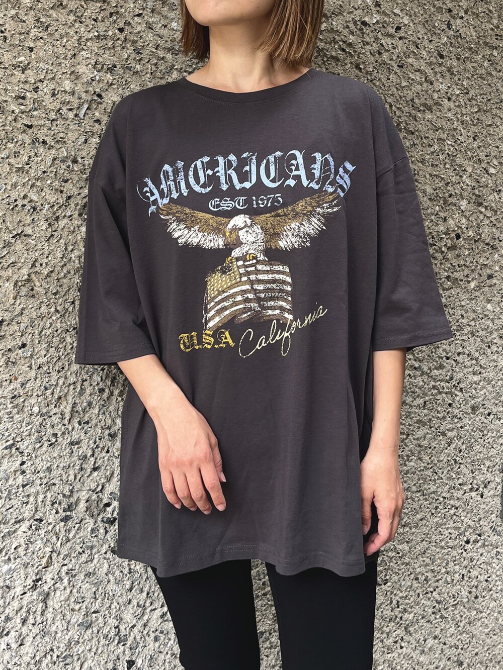 グレー系のTシャツ/カットソー、ブラック系のその他パンツ、ブルー系のトートバッグを着用したレディースの夏コーディネートの2枚目の写真